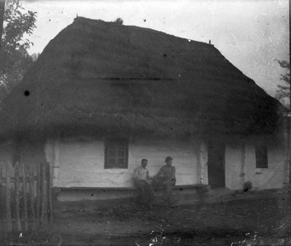 Старая крестьянская  (300 лет) хата с соломенной крышей..0