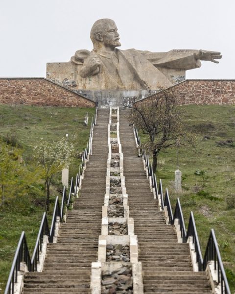 Статуя  Ленина на вершине плотины в  Истаравшане. Таджикская ССР..0