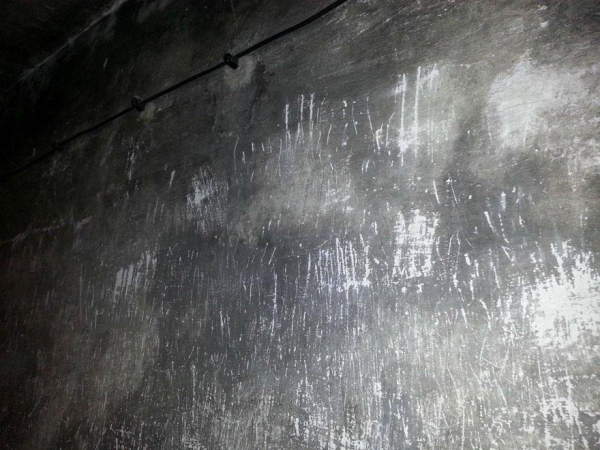 Стена газовой камеры нацистского лагеря смерти Аушвитц..0