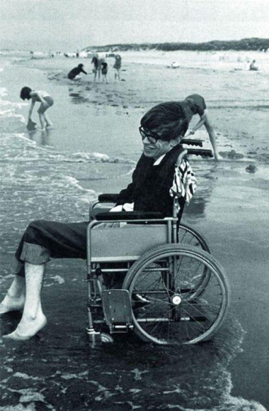 Стивен Хокинг на пляже, 1971..0
