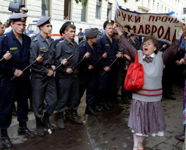 Сумасшедший 1994-й год в картинках. 

Сергея Мавроди и МММ. 
 
Его..0