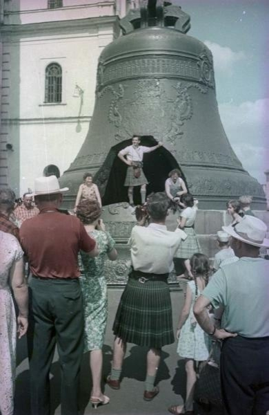 Туристы вокруг Царь-колокола в Московском Кремле, 1950-е..0