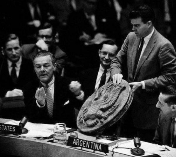 В 1945 году советские школьники подарили американскому послу в..0