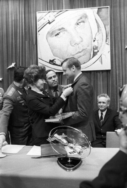 В 1970 году Валентина Терешкова, первая женщина-космонавт, и Нил..0