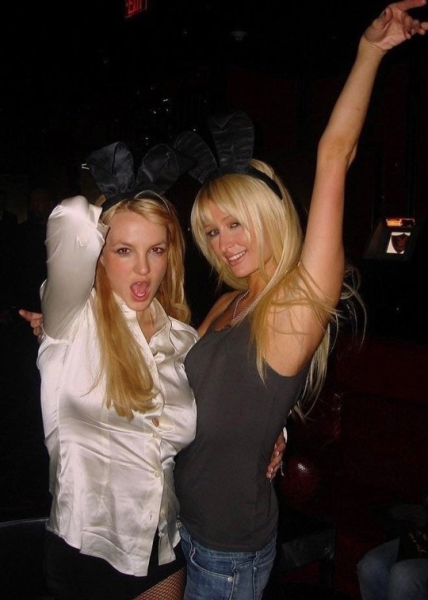 В 2006 году Бритни Спирс и Пэрис Хилтон стали настоящей сенсацией..4