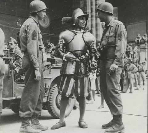 В июне 1944 года американские солдаты беседуют со швейцарским..0