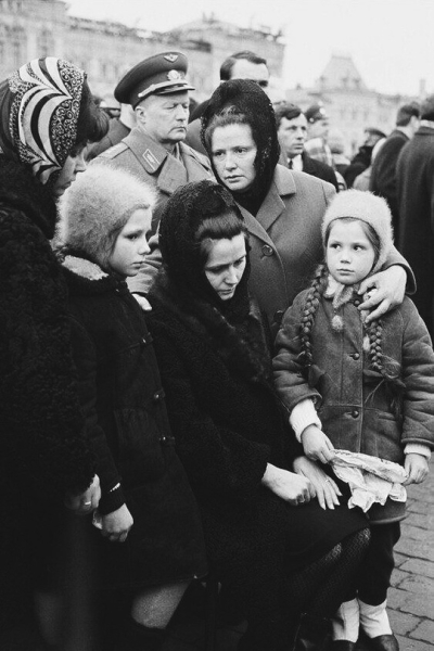 Валентина Гагарина с дочерьми на траурной церемонии  прощания с..0