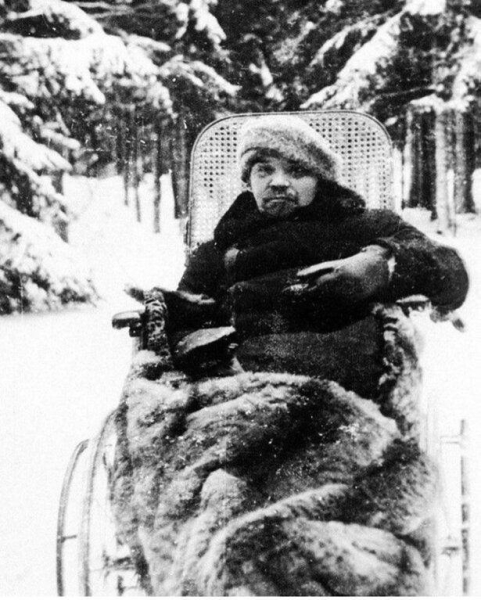 Владимир ( Ульянов ) Ленин на даче в подмосковных Горках..0