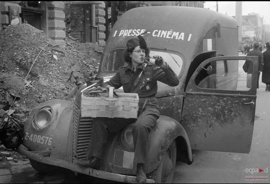 Военнослужащая французской армии пьет вино на улице одного из..0