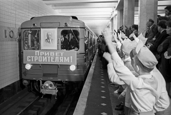 Встреча первого поезда на перроне станции метро..0