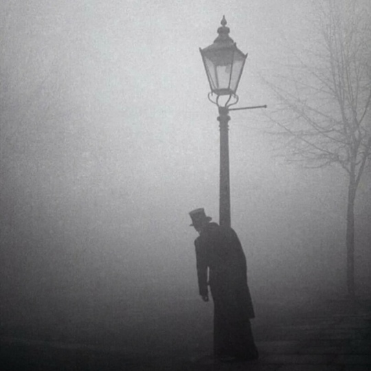 Житель Лондона возвращается домой после посещения паба ,1934..0