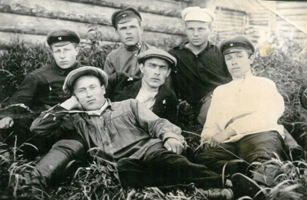 23-летний землеустроитель Леонид  Брежнев (в центре) с..0