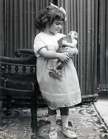 4-летняя Фрида Кало с куклой. Фотография отца художницы Гильермо..0