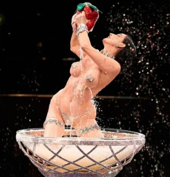 51-летняя Дита фон Тиз снова впечатлила публику, исполнив свой..0