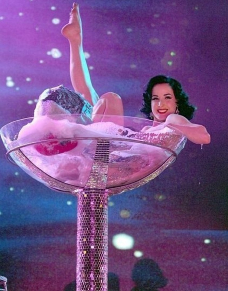 51-летняя Дита фон Тиз снова впечатлила публику, исполнив свой..1