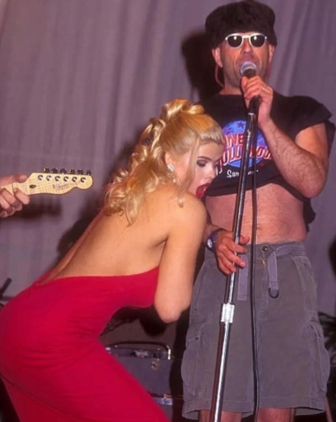 Анна Николь Смит и Брюс Уиллис весело проводят время на открытии..1