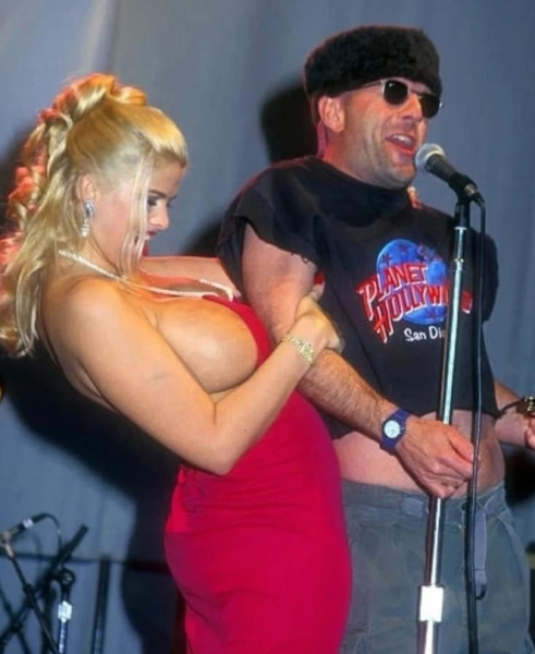 Анна Николь Смит и Брюс Уиллис весело проводят время на открытии..0