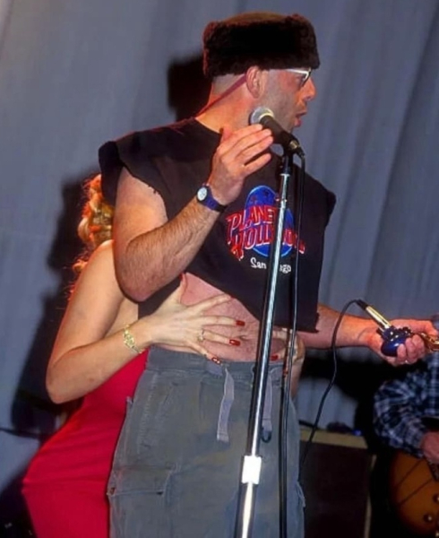 Анна Николь Смит и Брюс Уиллис весело проводят время на открытии..3