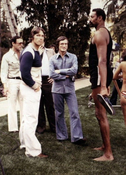 Арнольд Шварценеггер, Хью Хефнер и Уилт Чемберлен в Playboy Mansion, 1977..0