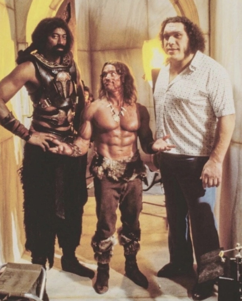 Арнольд Шварценеггер стоит между Андре Великаном и Уилтом..0