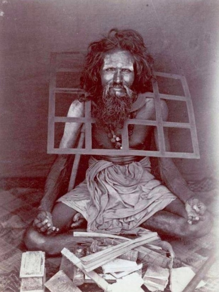 Аскет, носящий железный ошейник на шее, который не позволяет ему..0