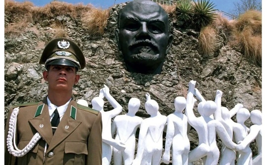 Часовой у холма Ленина. Гавана, 1999..0