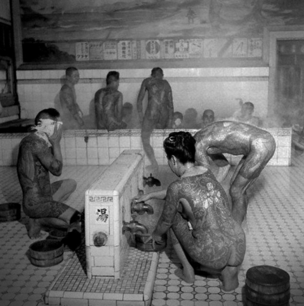 Члены якудза в японских общественных банях, 1947..0