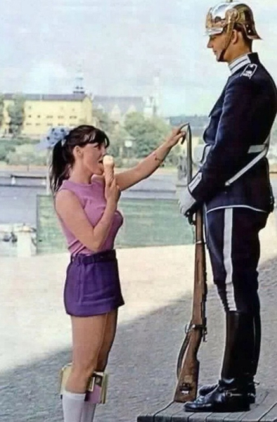 Девушка, заигрывающая с шведским королевским гвардейцем у..0