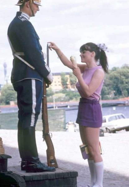 Девушка, заигрывающая с шведским королевским гвардейцем у..1