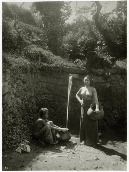 Девушки из народа Бали ага у источника пресной воды. Остров Бали,..0