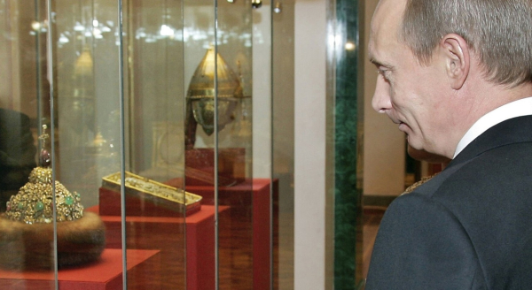 Дочь Юрия Гагарина, Путин и шапка..1