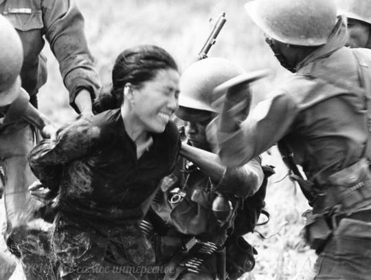 Допрос партизанки из Вьетконга войсками Южного Вьетнама. 14 июля..0