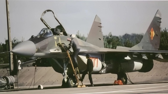 Экипаж самолёта МиГ-29 Люфтштрайткрефте ГДР готовится к полёту,..0