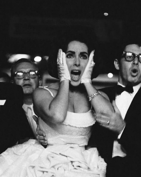 Элизабет Тейлор наблюдает за боксерским матчем. США, 1960..0