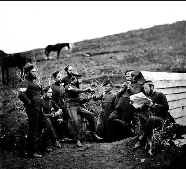 Французский офицер в окружении  британских солдат. Крым, 1855..0