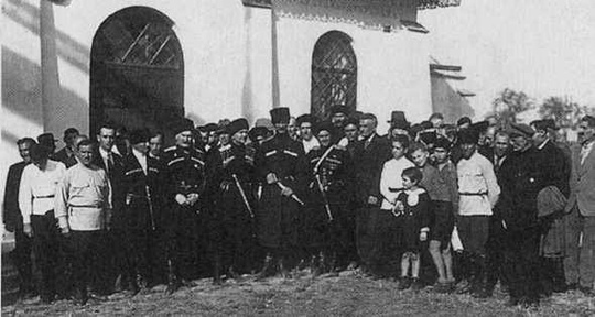 Генералы М. Л. Фостиков, В. Г. Науменко, Л. Г. Шкуро с казаками на..0