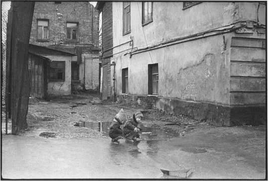 И для счастья на самом деле нужно было совсем немного, даже лужи..0