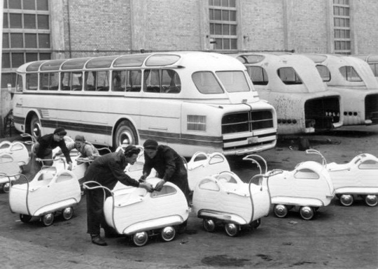 Изготовление детских колясок на заводе «Икарус» в Венгрии, 1954..0