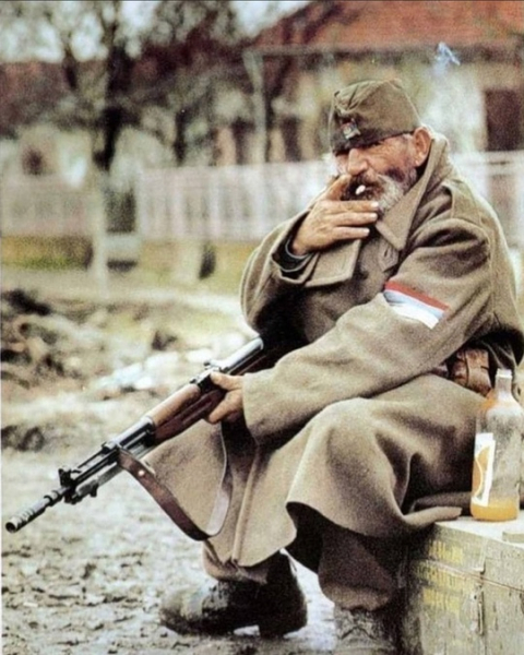 Югославский солдат во время осады хорватского города Вуковар,..0