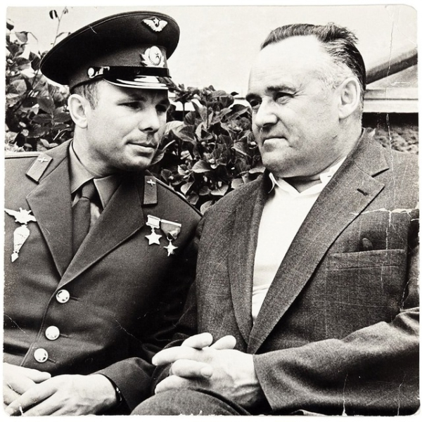 Юрий Гагарин и Сергей Королёв...0
