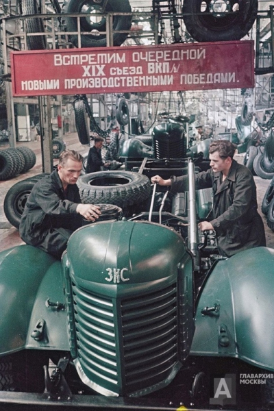 Конвейер сборки грузовых автомашин ЗИС-150 на Заводе имени..0