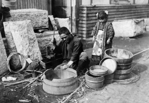 Крестьянин изготавливается ковши на продажу. Япония, 1915..0