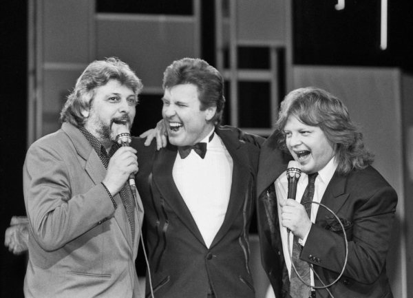 Лев Лещенко между 
Вячеславом  и Юрием Антоновыми . Москва, 1992..0