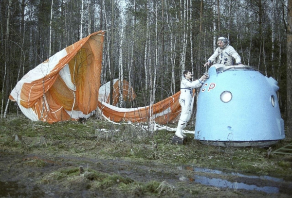 Международный экипаж космического корабля «Союз-36» во время..0