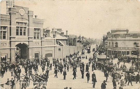 Много людей и конные экипажи у ворот Королевского арсенала -..0