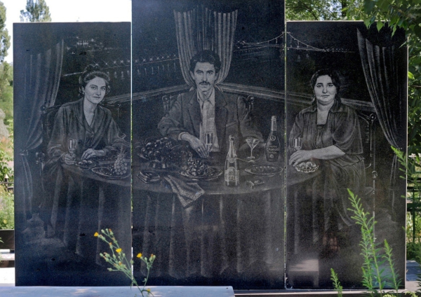 Могилы женщин из бандитского мира..3