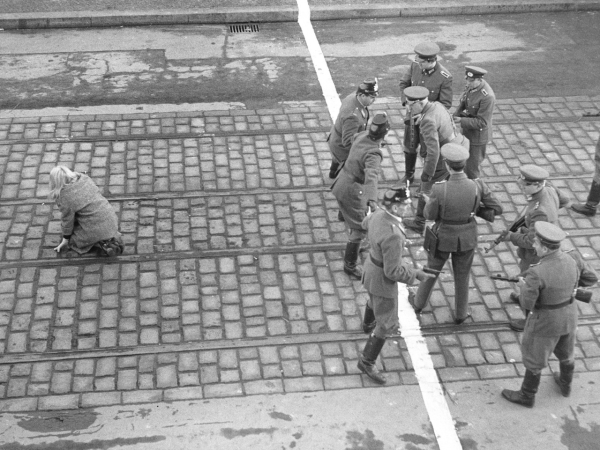 Молодая девушка успела перебежать границу между Восточным и..0