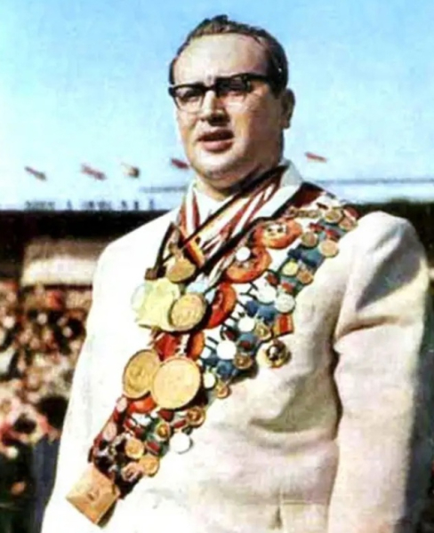 На церемонии открытия Олимпийских игр в Токио в 1964 году сборная..1