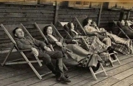 На фото — сотрудники Освенцима наслаждаются черникой после..3