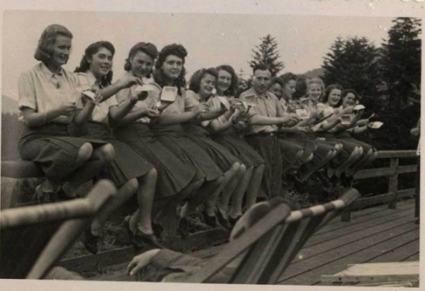 На фото — сотрудники Освенцима наслаждаются черникой после..0